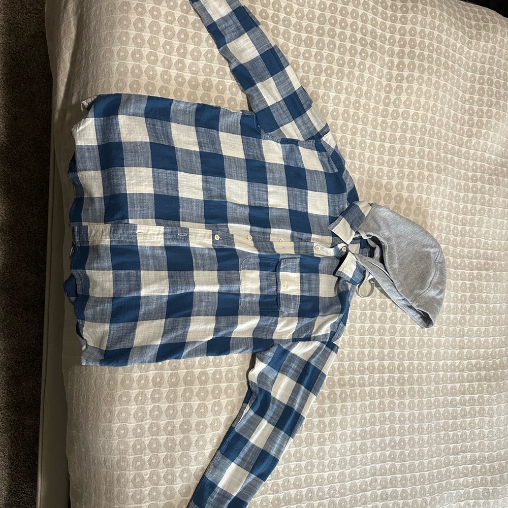 American Eagle Outfitters Blue and White Plaid Casual Button Down Shirt